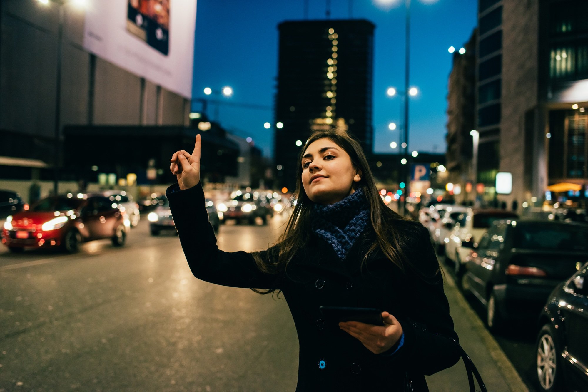 Voyageuse attendant un taxi